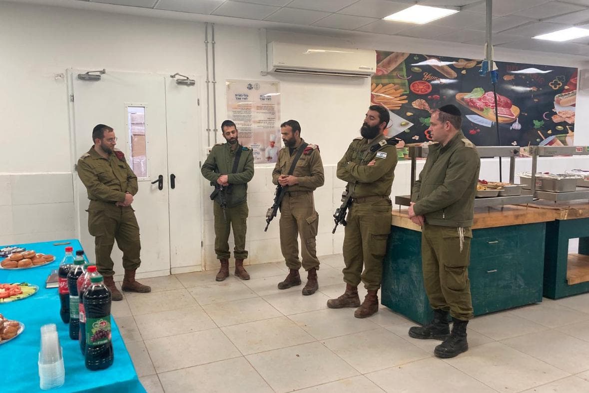 רב החטיבה בשיחה עם מחט החטיבה ואנשיה