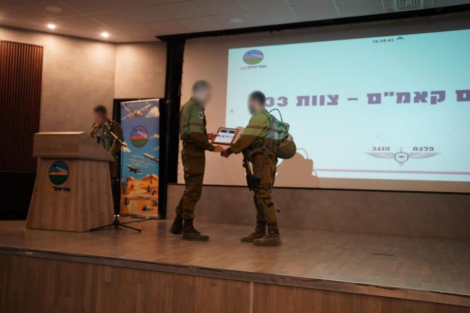 לוחם פלגת הנגב מקבל תעודת סיום הכשרה