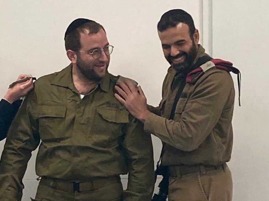 מחט החטיבה מעניק לרב החטיבה את הדרגה