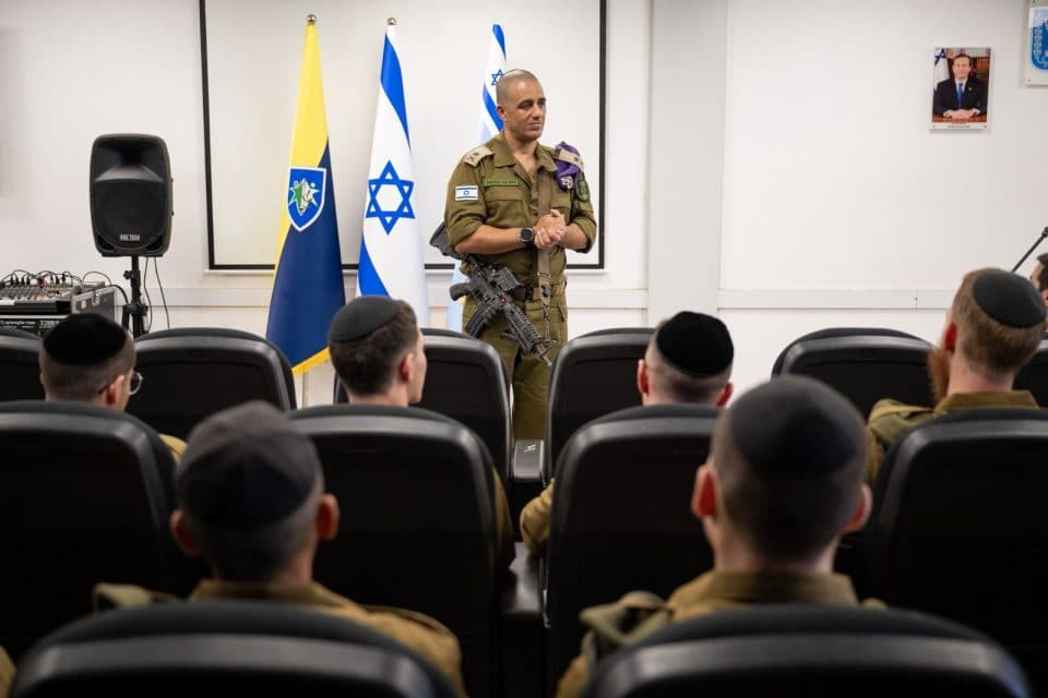ראש אכא בשיחה עם מתגייסים חרדים