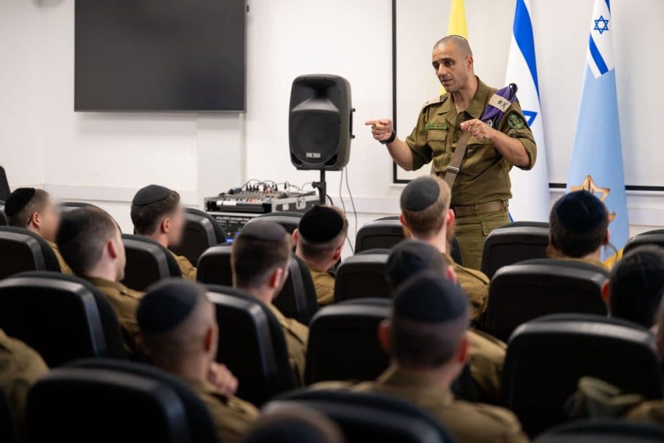 ראש אכא בשיחה עם מתגייסים חרדים