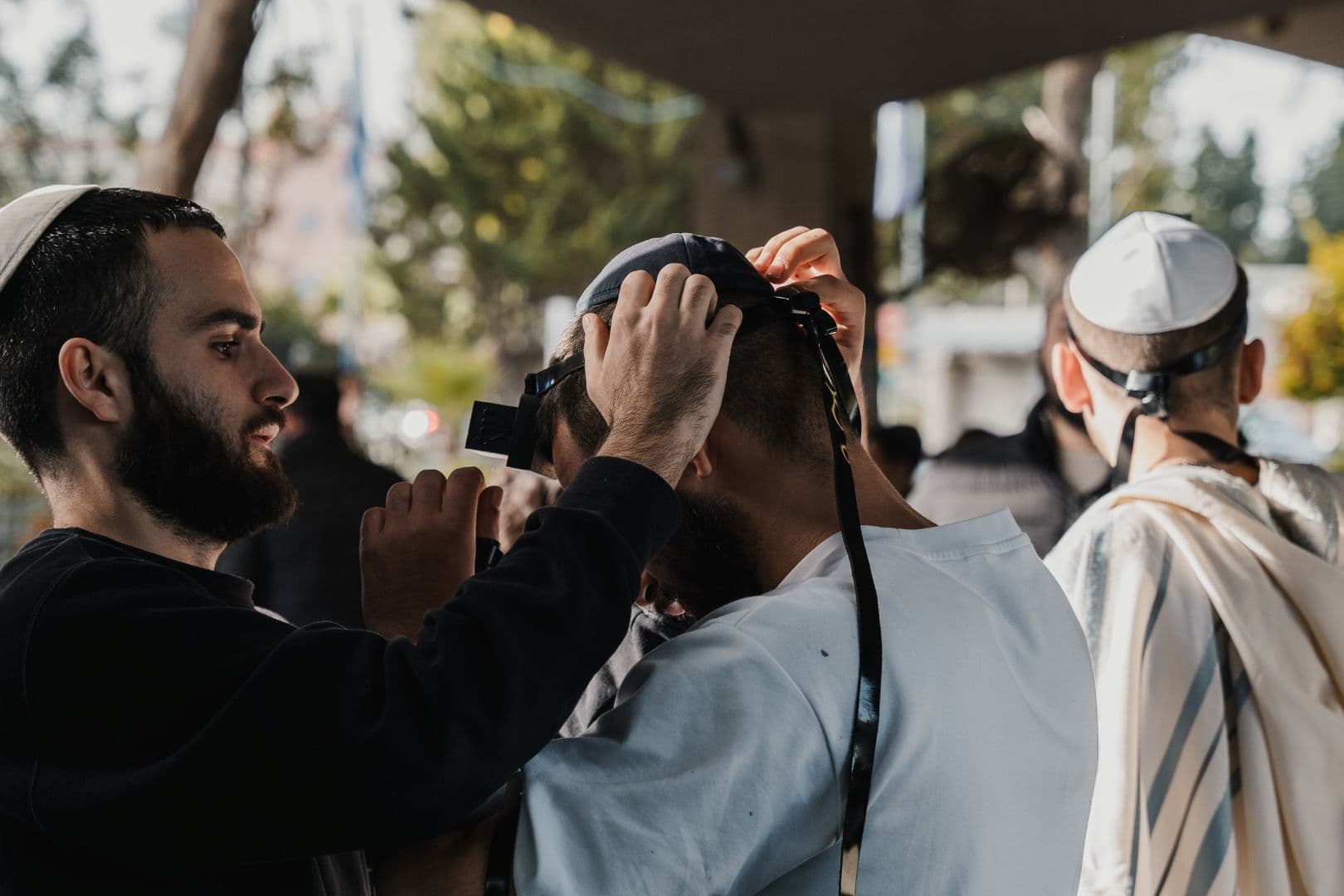 בחרו חרדי מניח תפילין ביום הגיוס