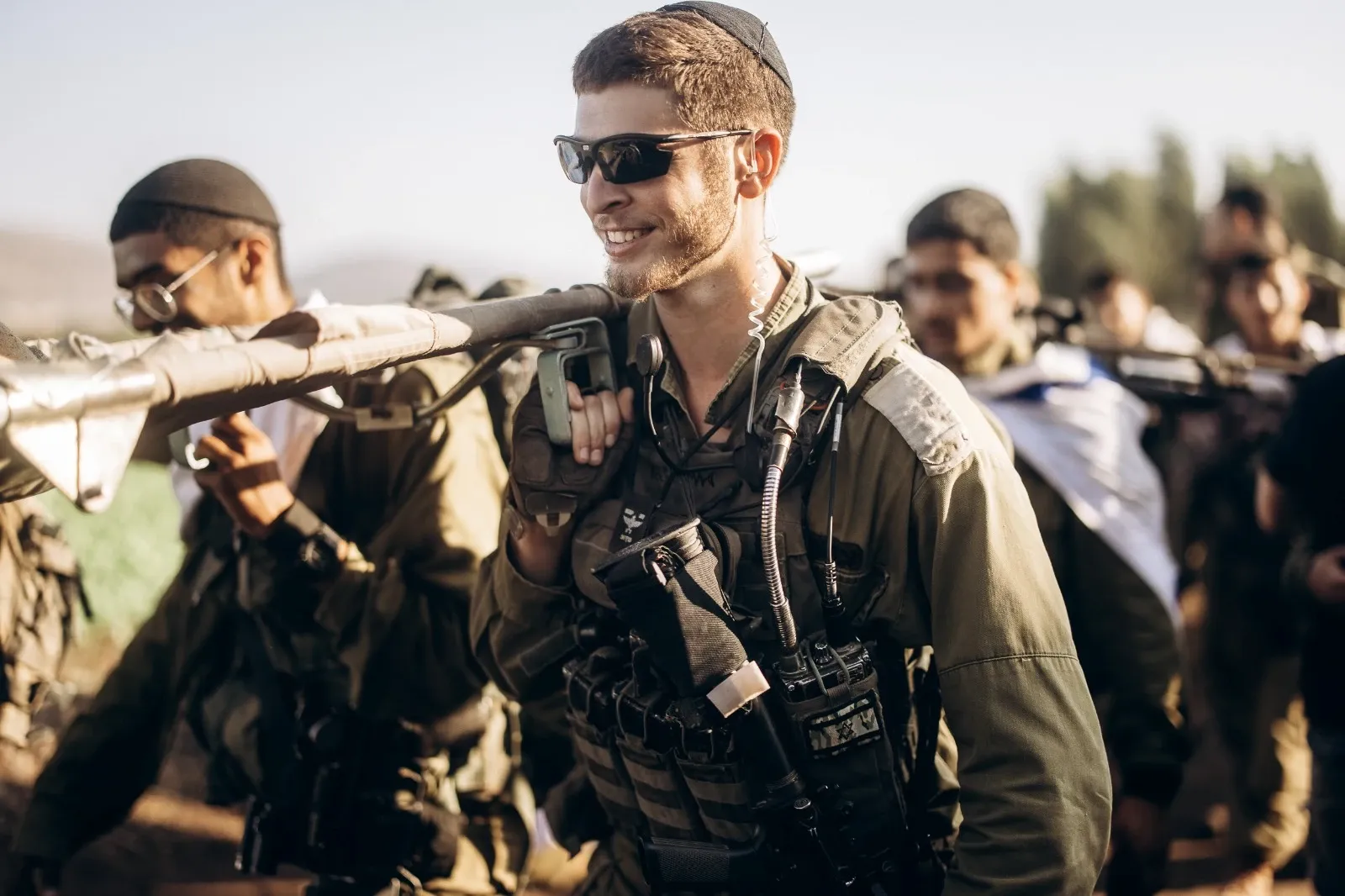 סגן בני וויזר סוחב אלונקה במסע כומתה של נצח יהודה