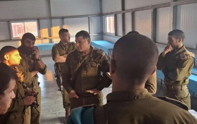 אלוף דוד זיני, וראש אגף כוח האדם, אלוף-משנה דדו בר כליפה בבסיס ההכשרה חשמונאים