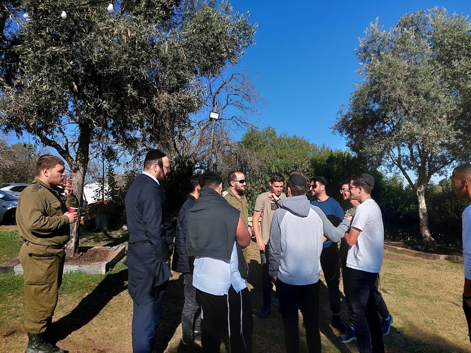 המלשבים משוחחים ביניהם